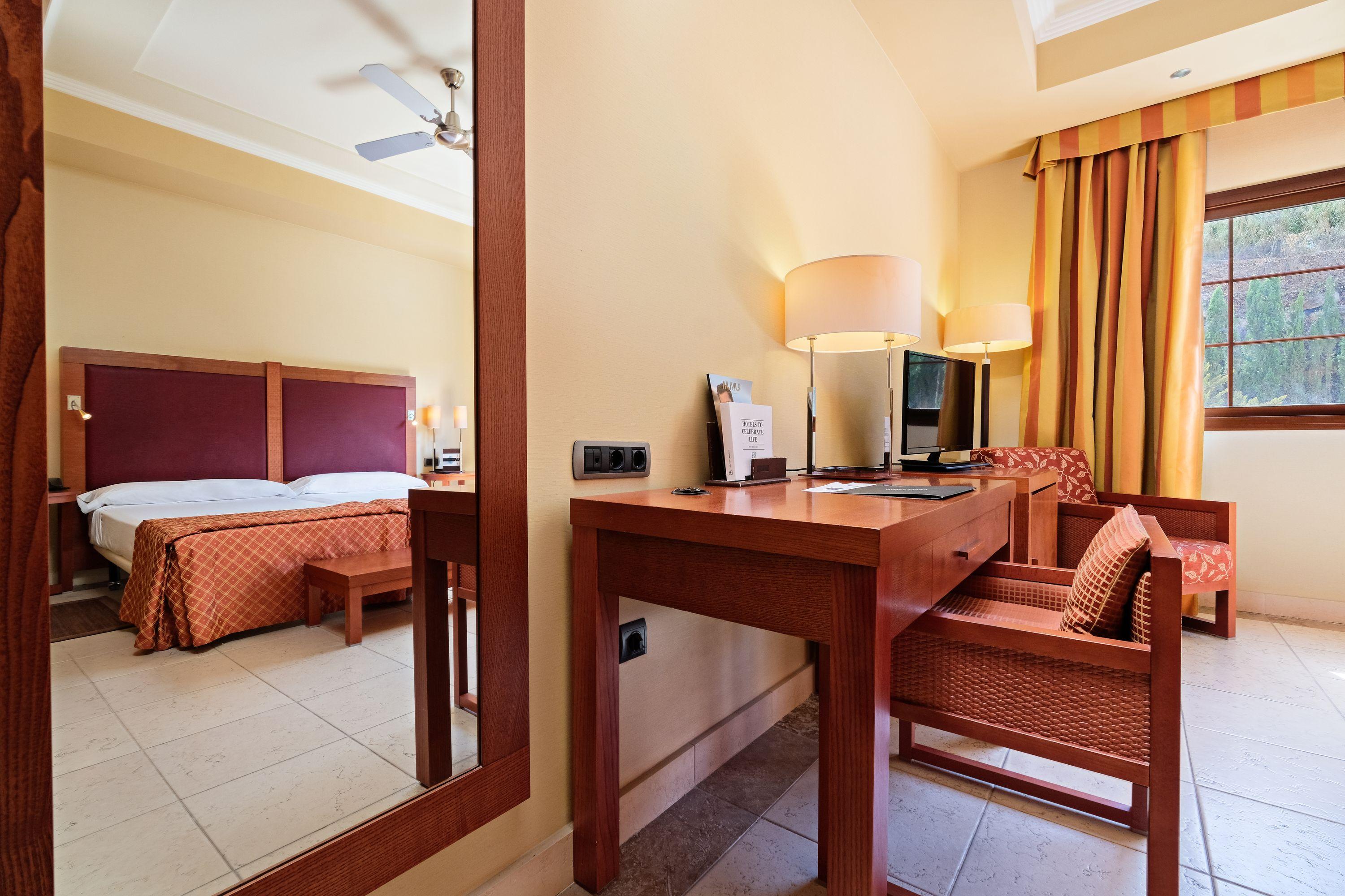 Hotel Envia Almeria Spa & Golf Aguadulce  Exterior photo A room at the hotel